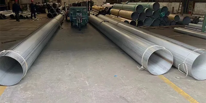 Размеры и Вес Стальных Труб По Стандарту Schedule 80 Трубы по стандарту Schedule 80 или 80S (для нержавеющей стали) имеют более толстые стенки, чем трубы по стандарту Schedule 40 или более низким стандартам, что делает их пригодными для работы в условиях высокого давления, высоких температур и агрессивных сред. Размеры соответствуют стандартам ASME B36.10M и ASME B36.19M. Толщина стенок одинакова, за исключением труб с номинальным диаметром NPS 10 и NPS 12 по стандарту Schedule 80S, которые имеют более тонкую стенку толщиной 0,500 дюйма. Приведенные ниже значения веса основаны на плотности нержавеющей стали. Трубы из никелевых сплавов имеют те же размеры; вес может незначительно отличаться в зависимости от плотности сплава. НПС (ДН) Внешний диаметр, (дюймы) Внешний диаметр, (мм) Толщина стенки (дюймы) Толщина стенки (мм) Вес (масса) с плоскими концами (кг/фут) Вес (масса) с плоскими концами (кг/м) 1/8(6) 0.405 10.29 0.095 2.41 0.31 0.47 1/4(8) 0.54 13.72 0.119 3.02 0.54 0.80 3/8(10) 0.675 17.14 0.126 3.20 0.74 1.10 1/2(15) 0.840 21.34 0.147 3.73 1.09 1.62 3/4(20) 1.050 26.67 0.154 3.91 1.48 2.19 1(25) 1.315 33.40 0.179 4.55 2.17 3.24 1 1/4 (32) 1.660 42.16 0.191 4.85 3 4.46 1 1/2 (40) 1.900 48.26 0.2 5.08 3.63 5.41 2(50) 2.375 60.32 0.218 5.54 5.03 7.48 2 1/2(65) 2.875 73.02 0.276 7.01 7.67( 11.41 3(80) 3.500 88.90 0.3 7.62 10.26 15.27 3 1/2(90) 4.000 101.60 0.318 8.08 12.52 18.64 4(100) 4.500 114.30 0.337 8.56 15 22.32 5(125) 5.563 141.30 0.375 9.52 20.8 30.94 6(150) 6.625 168.28 0.432 10.97 28.6 42.56 8(200) 8.625 219.08 0.5 12.70 43.43 64.64 10(250) 10.75 273.0 0.5 12.70 54.79 81.53 12(300) 12.75 323.8 0.5 12.70 65.48 97.44 14(350) 14 355.6 0.5 12.70 72.16 107.40 16(400) 16 406.4 0.5 12.70 82.85 123.31 18(450) 18 457.2 0.5 12.70 93.54 139.16 20(500) 20 508.0 0.5 12.70 104.23 155.13 22(550) 22 558.8 ... ... ... ... 24(600) 24 609.6 0.5 12.70 125.61 186.95 30(750) 30 762.0 ... ... ... ... Примечания Внутренний диаметр = наружный диаметр – 2 × толщина стенки. Указанный вес относится к трубам с гладкими концами (без резьбы/муфт). Допуски соответствуют стандартам ASME B36.19M / B36.10M. Для точного расчета в соответствии с требованиями проекта или для специальных сплавов, пожалуйста, свяжитесь с нами. Эти данные являются стандартными и проверены на соответствие спецификациям ASME. Мы поставляем бесшовные и сварные трубы из нержавеющей стали и никелевых сплавов по стандарту Schedule 80 таких марок, как TP304/304L, TP316/316L, Alloy 625, Alloy 825 и других. 