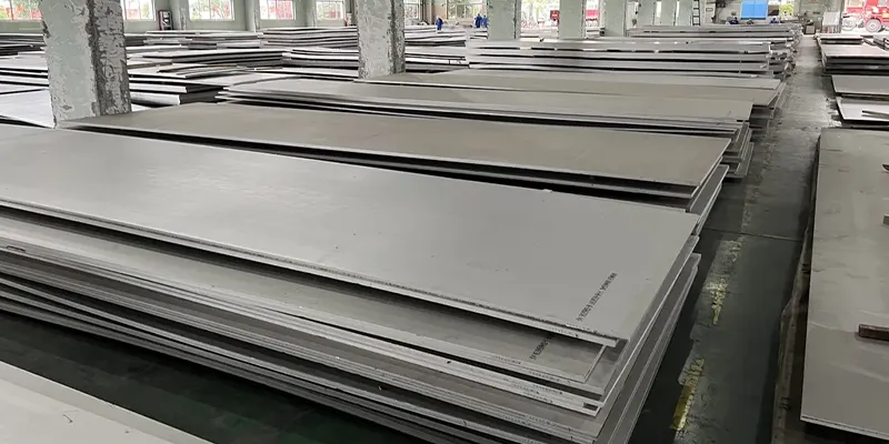 Цена Стальная Пластина Толщиной 1/4 Дюйма Размером 4x8 в 2025 Году Как поставщик стальных листов с многолетним опытом работы в отрасли, я часто получаю вопросы о ценах на один из наиболее широко используемых стальных изделий: стальная пластина толщиной 1/4 дюйма размером 4x8 . Независимо от того, работаете ли вы в строительстве, производстве или машиностроении, стальная пластина толщиной 1/4 дюйма размером 4x8 является наиболее универсальным размером. Что Такое Стальная Пластина Толщиной 1/4 Дюйма Размером 4x8 ? Стальная пластина толщиной 1/4 дюйма размером 4x8 — это плоский стальной лист размером 4 фута в ширину и 8 футов в длину (48" x 96") толщиной 1/4 дюйма (6,35 мм). Этот размер является одним из наиболее распространенных стандартных размеров для стальных листов. Этот размер является отраслевым стандартом благодаря своей универсальности и применению в таких областях, как несущие конструкции, напольные покрытия платформ, кузова грузовиков и производство оборудования. Хотя он может быть изготовлен из различных марок стали, наиболее распространенной является углеродистая сталь A36. A36 стальная пластина толщиной 1/4 дюйма размером 4x8 следующие: Property Технические характеристики Свойства 1/4 дюйма (0,25 дюйма) Толщина 4 фута (48 дюймов) Ширина 8 футов (96 дюймов) Длина 32 квадратных фута Площадь поверхности 10,21 фунта Вес на квадратный фут ~327 фунтов Общий вес ASTM A36 (горячекатаная сталь) Стандартный класс 36 000 фунтов на квадратный дюйм Цена на A36 Стальная Пластина Толщиной 1/4 Дюйма Размером 4x8 По состоянию на декабрь 2025 года розничные цены на горячекатаный A36 Стальная Пластина Толщиной 1/4 Дюйма Размером 4x8 обычно варьируются от 237 до 240 долларов за лист, без учета доставки и налогов. Для сравнения, полный лист размером 4x8 футов весит примерно 326 фунтов, при теоретическом весе около 10,2 фунта на квадратный фут. Цены могут различаться в зависимости от региона и поставщика: В районе побережья Мексиканского залива США оптовые цены на горячекатаную углеродистую сталь (FOB) колеблются в районе 0,85–0,92 доллара за кг, что составляет примерно 126–136 долларов за лист на уровне завода. Однако розничные наценки учитывают распределение, обработку и прибыль, что приводит к повышению конечной стоимости для потребителя. При оптовых закупках (например, более 500 фунтов) могут предоставляться скидки, снижающие цену за лист до 212–225 долларов. Специализированные варианты, такие как рифленый стальной лист, стоят дороже, цены составляют около 302 долларов за лист. Важно отметить, что эти цифры являются ориентировочными; фактические цены следует получать непосредственно у поставщиков, поскольку стоимость доставки и местные налоги могут увеличить общую стоимость на 10–20%. Для международных покупателей цены FOB в Китае ниже и составляют 0,58–0,64 доллара за кг, но импортные пошлины и стоимость доставки значительно увеличивают конечную стоимость. Для получения точной цены свяжитесь с китайским поставщиком. Таблица Веса Стальная Пластина Размером 4x8 Футов Ниже приведена таблица теоретических значений веса для стальная пластина размером 4x8 футов различной толщины. Номинальная толщина (дюймы) Вес на квадратный фут (фунт/фут²) Общий вес листа размером 4x8 футов (фунты) 3/16 7.65–7.66 244.8–245.1 1/4 10.2–10.21 326.4–326.7 5/16 12.76–12.8 408.3–409.6 3/8 15.3–15.31 489.6–490.0 1/2 20.4–20.42 652.8–653.4 5/8 25.5–25.52 816.0–816.6 3/4 30.6–30.63 979.2–980.2 7/8 35.7–35.73 1142.4–1143.4 1 40.8–40.84 1305.6–1306.9 1-1/8 45.9–45.94 1468.8–1470.1 1-1/4 51.0–51.05 1632.0–1633.6 1-1/2 61.2–61.26 1958.4–1960.3 1-3/4 71.4–71.47 2284.8–2287.0 2 81.6–81.68 2611.2–2613.8 2-1/2 102.0–102.1 3264.0–3267.2 3 122.4–122.52 3916.8–3920.6 Эти данные получены на основе отраслевых стандартов, путем умножения веса на квадратный фут на 32 квадратных фута. Я сосредоточился на имперских единицах измерения и включил строку для листа толщиной 1/4 дюйма для наглядности. Факторы, Влияющие На Цену Стальная Пластина Толщиной 1/4 Дюйма Размером 4x8 Окончательная Стальная Пластина Толщиной 1/4 Дюйма Размером 4x8 редко бывает постоянной: Стоимость сырья Цены на сталь привязаны к товарным рынкам. Цены на железную руду, металлолом и легирующие элементы подвержены колебаниям из-за изменений в цепочках поставок, тарифов или геополитических событий. Например, резкий рост цен на никель может увеличить стоимость нержавеющей стали на 20–30%. Марка и состав Стали более высокого качества стоят дороже. Например: Углеродистая сталь A36: Самая низкая стоимость, идеально подходит для неагрессивных сред. Нержавеющая сталь (304/316): Более высокая цена из-за содержания хрома/никеля, но чувствительна к надбавкам поставщиков. Износостойкие или атмосферостойкие стали: Премиальная цена за специализированную долговечность. Производственный процесс Горячекатаная сталь: Наиболее распространенный вариант для листов толщиной 1/4 дюйма; экономически эффективна благодаря эффективному производству. Холоднокатаная сталь: Более гладкая поверхность, но более высокая стоимость из-за дополнительной обработки. Рифленый/алмазный лист: Обеспечивает лучшее сцепление, но увеличивает цену из-за затрат на тиснение. Рыночный спрос и объем Глобальные инфраструктурные проекты или региональные строительные бумы могут создавать дефицит предложения, повышая цены. Оптовые заказы часто снижают стоимость за единицу продукции за счет скидок за объем. Логистика и местоположение Доставка тяжелых листов (лист из углеродистой стали толщиной 1/4 дюйма размером 4x8 футов весит около 360 фунтов) влечет за собой транспортные расходы. Близость к заводам или портам снижает затраты, в то время как удаленные объекты сталкиваются с дополнительными сборами. Наценки поставщиков Сервисные центры могут добавлять 15–40% наценки за обработку, резку или сертификацию. Покупка напрямую у заводов может снизить затраты для крупных заказов. Текущая Цена Стальная Пластина Толщиной 1/4 Дюйма Размером 4x8 в 2025 Году Ниже приведены типичные цены на Стальная Пластина Толщиной 1/4 Дюйма Размером 4x8, но фактические цены колеблются ежедневно: Марка Цена за лист (долл. США) Области применения: Углеродистая сталь A36 200–300 Несущие конструкции, платформы Нержавеющая сталь 304 1000–1500 Оборудование для пищевой и химической промышленности Нержавеющая сталь 316 1250–1850 Морская среда, условия высокой коррозии Легированная сталь (например, AR450) 700–1200 Горнодобывающее оборудование, износостойкие поверхности Примечание: Цены не включают таможенные пошлины, стоимость резки или сертификации. Цены на листы из нержавеющей стали подвержены значительным колебаниям из-за изменений на рынке никеля. Рекомендации Поставщика По Покупке Стальная Пластина Толщиной 1/4 Дюйма Размером 4x8 При закупке Стальная Пластина Толщиной 1/4 Дюйма Размером 4x8 отдавайте предпочтение проверенным поставщикам для обеспечения качества и рассмотрите возможность фиксации цен с помощью форвардных контрактов, если вы прогнозируете рост цен. Всегда учитывайте общую стоимость с учетом доставки и обработки. Если вы планируете проект, свяжитесь с нами для получения коммерческого предложения — мы предлагаем конкурентоспособные цены, быструю доставку и экспертную поддержку для удовлетворения ваших потребностей. Цены основаны на общедоступных данных по состоянию на 23 декабря 2025 года и могут измениться. Будьте в курсе изменений на рынке и не стесняйтесь обращаться к нам с вопросами. 